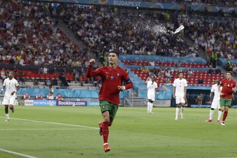 Cristiano Ronaldo mendapat lemparan botol air mineral dari fans pada laga Portugal vs Prancis di Euro 2020 (c) AP Photo