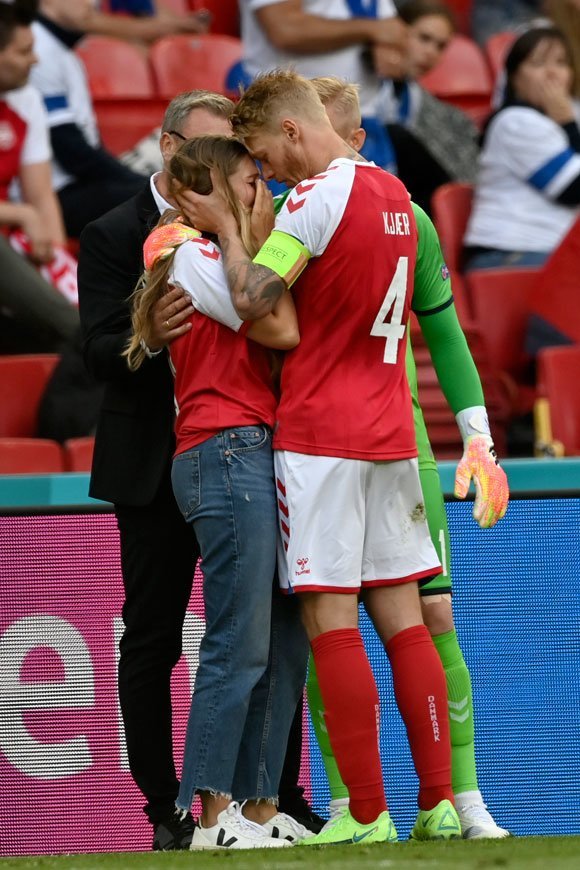 Simon Kjaer dan Kasper Schmeichel bersama seorang wanita yang diyakini adalah istri Christian Eriksen. (c) AP Photo