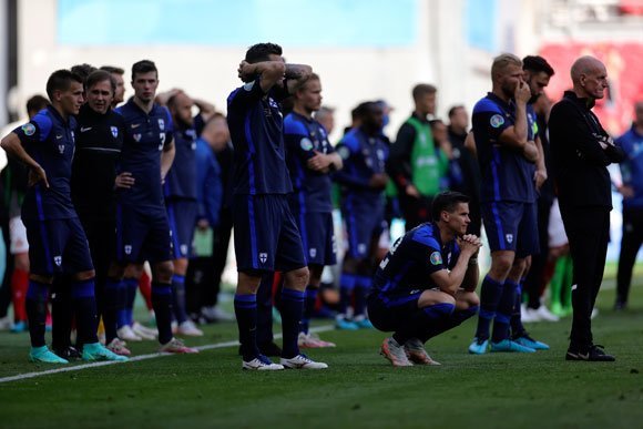 Pemain Timnas Finlandia terlihat berkumpul di sekitar bangku cadangan tim. (c) AP Photo