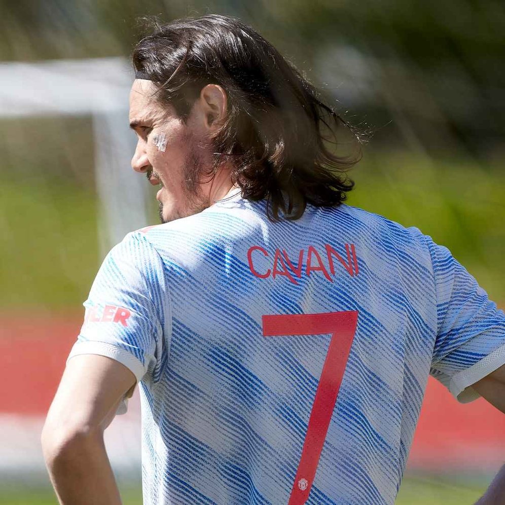 Edinson Cavani mengenakan jersey tandang MU musim 2021/22 (c) MUFC Official