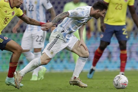 Lionel Messi tetap bermain dengan kaki berdarah di laga semifinal Copa America 2021 (c) AP Photo