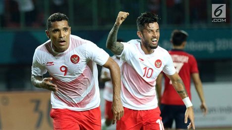 Alberto Goncalves (kiri) bersama Stefano Lilipaly merayakan gol ke gawang Laos pada penyisihan Grup A Sepak Bola Asian Games 2018 di Stadion Patriot Candrabhaga, Jumat (17/8). (c) Liputan6.com/Helmi Fithriansyah