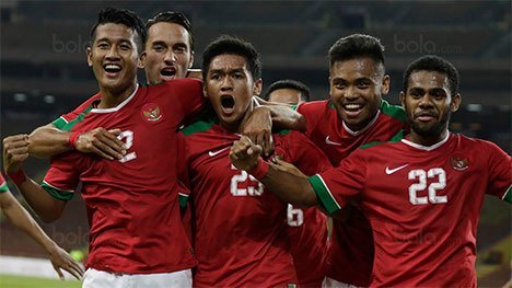 Para pemain Timnas U-22 Indonesia merayakan gol Septian David Maulana saat melawan Filipina pada SEA Games 2017 di Malaysia, (17/8/2017). Timnas U-22 Indonesia menang 3-0. (c) dok.Bola.com
