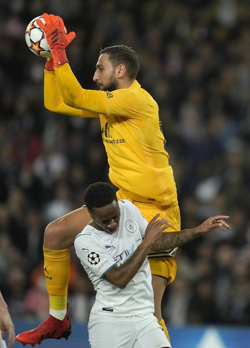 Gianluigi Donnarumma dan Raheem Sterling (c) AP Photo