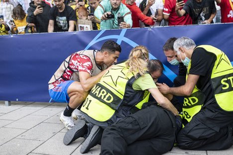 Cristiano Ronaldo menghampir petugas keamanan yang terkena tendangannya jelang laga melawan Young Boys, Selasa (14/9/2021) malam WIB (c) AP Photo