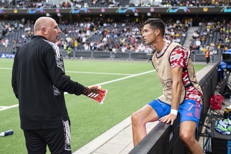 Cristiano Ronaldo kembali ke lapangan usai menghampiri petugas keamanan yang terkena tendangannya jelang laga melawan Young Boys, Selasa (14/9/2021) malam WIB (c) AP Photo