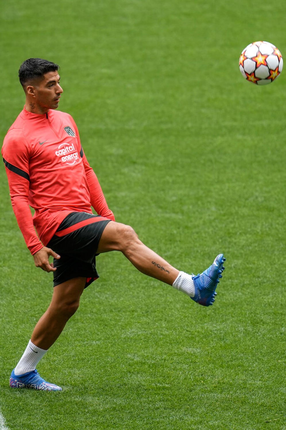 Penyerang Atletico Madrid, Luis Suarez melakukan ketika berlatih jelang duel melawan Porto di Liga Champions 2021-2022. (c) AP Photo