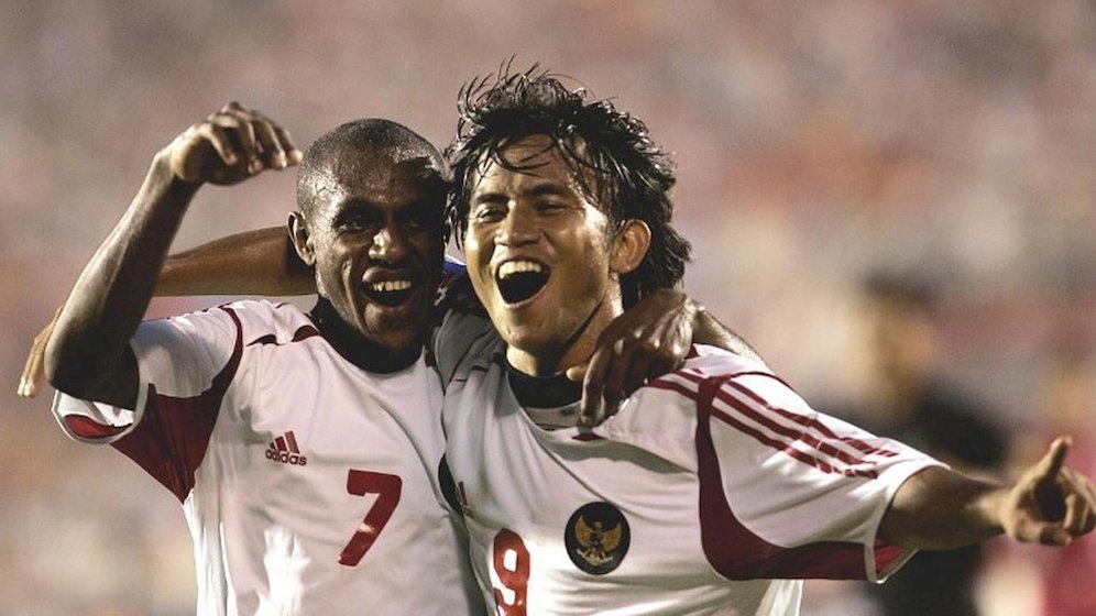Boaz Solossa melakukan selebrasi dengan Ilham Jaya Kesuma saat melawan Laos di penyisihan grup Piala AFF 2004. (c) AFP/STR
