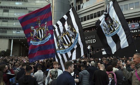 Fans Newcastle merayakan proses takeover klub dari Mike Ashley oleh konsorsium dari Arab Saudi, Public Investment Fund (PIF) di St James Park (c) AP Photo