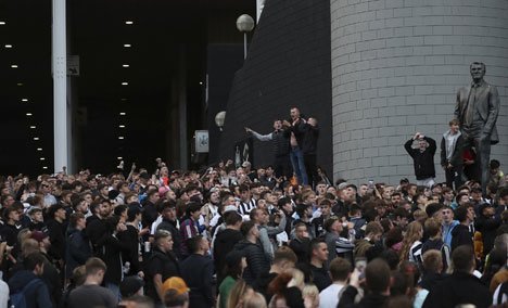 Fans Newcastle merayakan proses takeover klub dari Mike Ashley oleh konsorsium dari Arab Saudi, Public Investment Fund (PIF) di St James Park (c) AP Photo