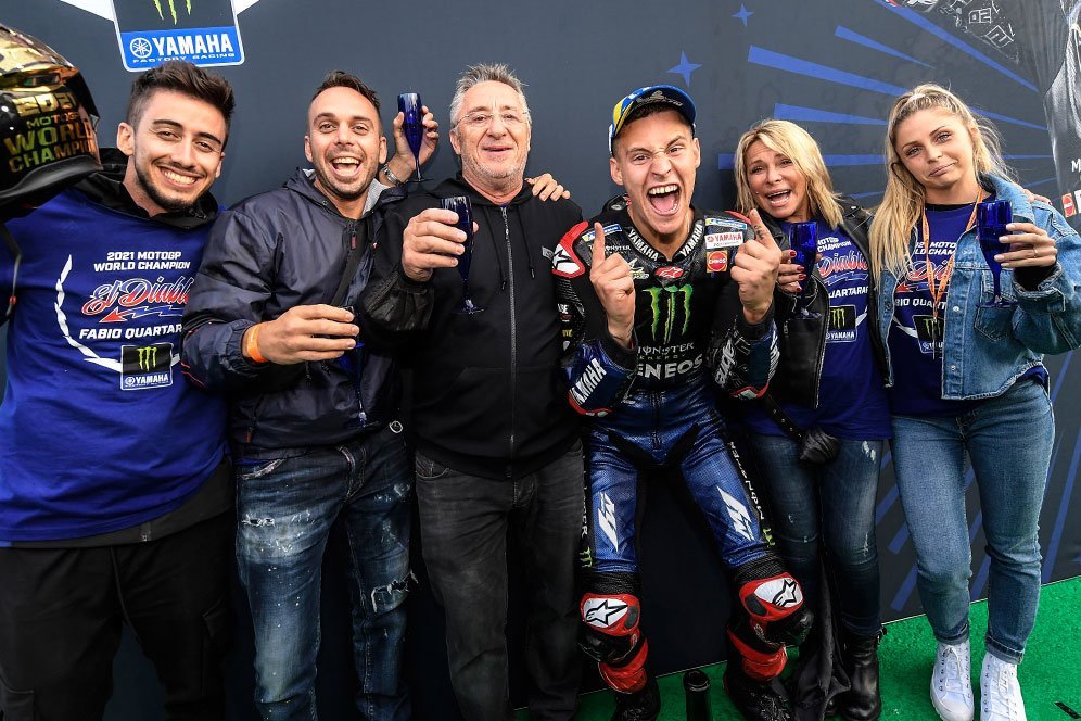 Fabio Quartarao dan keluarganya merayakan gelar dunia MotoGP 2021. (c) Yamaha MotoGP