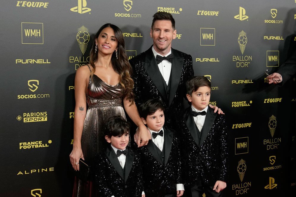 Lionel Messi bersama keluarga saat menghadiri gala Ballon dOr 2021 (c) AP Photo
