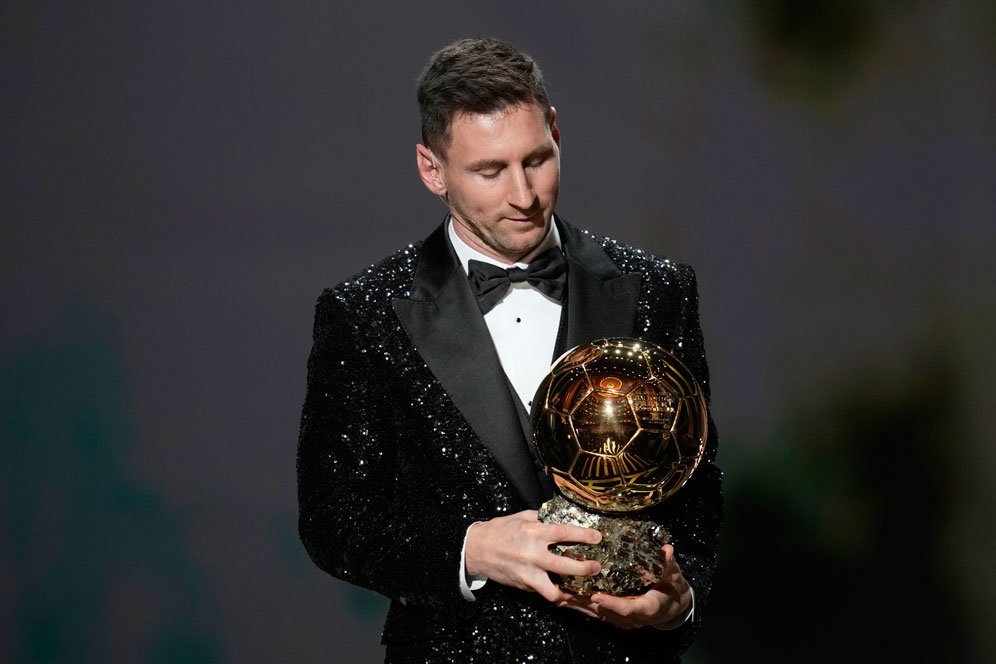 Lionel Messi saat menerima trofi Ballon dOr 2021. (c) AP Photo