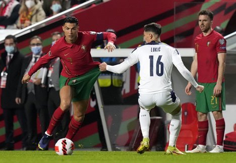 Ekspresi Cristiano Ronaldo saat Portugal kalah dari Serbia pada laga Kualifikasi Piala Dunia 2022, Senin (15/11/2021) dini hari WIB. (c) AP Photo