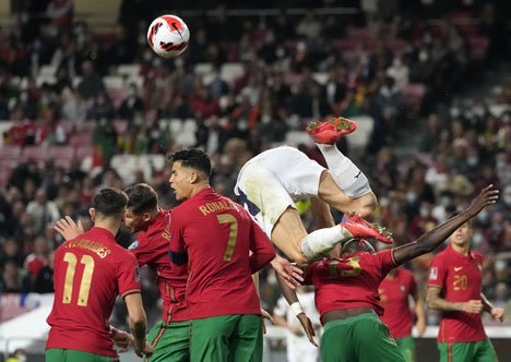 Ekspresi Cristiano Ronaldo saat Portugal kalah dari Serbia pada laga Kualifikasi Piala Dunia 2022, Senin (15/11/2021) dini hari WIB. (c) AP Photo