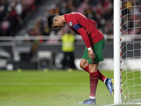 Ekspresi Cristiano Ronaldo saat Portugal kalah dari Serbia pada laga Kualifikasi Piala Dunia 2022, Senin (15/11/2021) dini hari WIB. (c) AP Photo