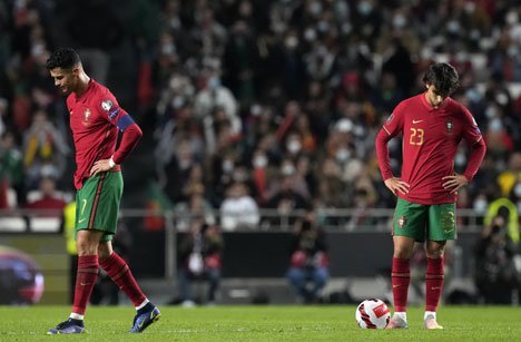 Ekspresi Cristiano Ronaldo saat Portugal kalah dari Serbia pada laga Kualifikasi Piala Dunia 2022, Senin (15/11/2021) dini hari WIB. (c) AP Photo