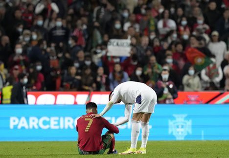 Ekspresi Cristiano Ronaldo saat Portugal kalah dari Serbia pada laga Kualifikasi Piala Dunia 2022, Senin (15/11/2021) dini hari WIB. (c) AP Photo