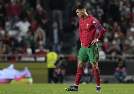 Ekspresi Cristiano Ronaldo saat Portugal kalah dari Serbia pada laga Kualifikasi Piala Dunia 2022, Senin (15/11/2021) dini hari WIB. (c) AP Photo