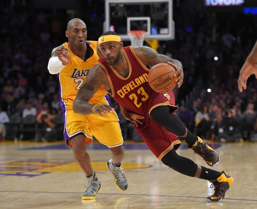 Lebron James berduel dengan Kobe Bryant (c) MainBasket.com