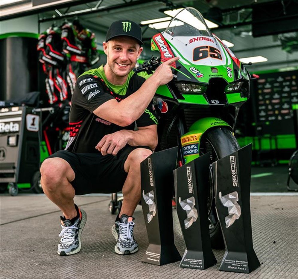 Jonathan Rea berpose dengan dua trofi kemenangannya dan satu trofi konstruktor di WorldSBK Mandalika 2021. (c) Kawasaki Racing