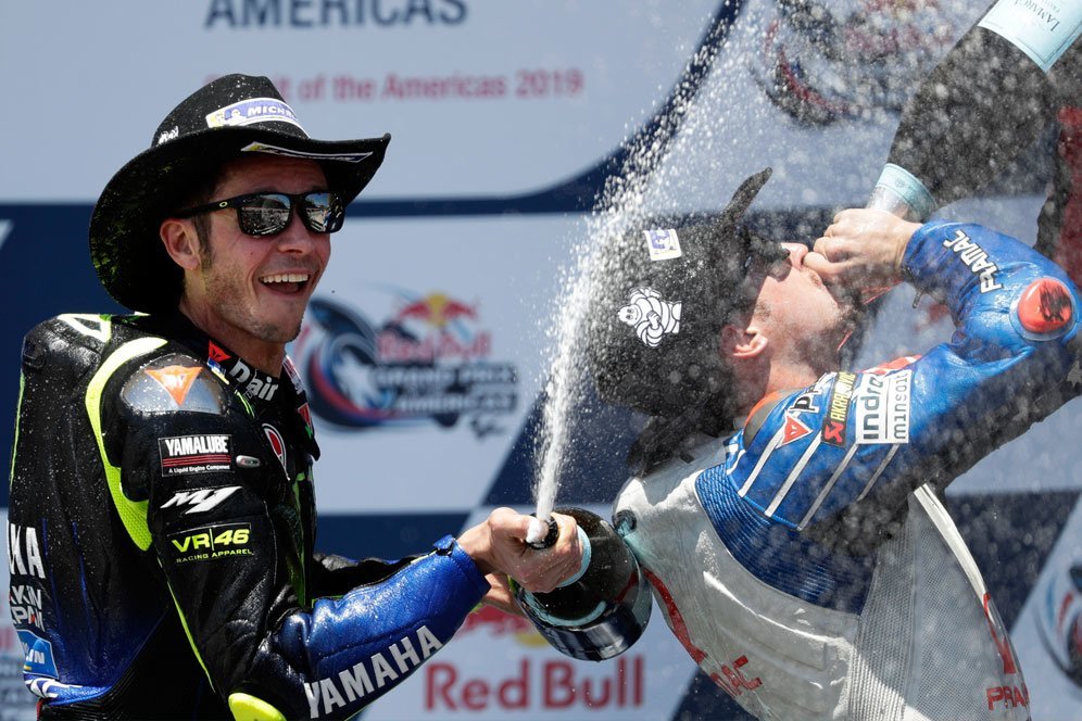 Valentino Rossi dan Jack Miller di podium MotoGP Austin 2019. (c) AP Photo