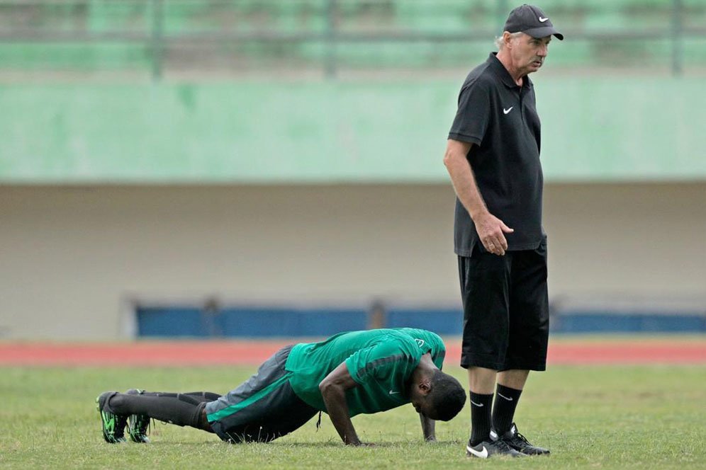 Pemain yang gagal menjalankan instruksi dengn benar mesti melakukan push up sebagai hukuman di sesi latihan Timnas Indonesia (24/9/2016). (c) Bola.com/Peksi Cahyo