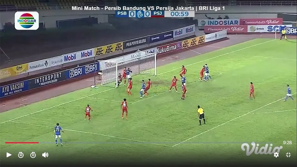 Kejadian tendangan bebas Marc Klok ke gawang Persija. (Tangkapan layar Vidio). (c) vidio