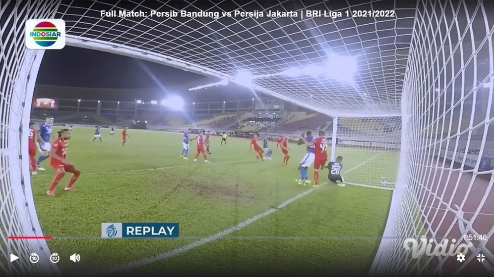 Kejadian tendangan bebas Marc Klok ke gawang Persija. (c) vidio
