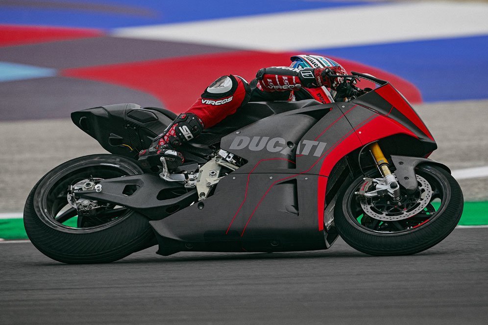 Michele Pirro menjajal prototipe pertama motor MotoE Ducati di Misano. (c) Ducati Corse