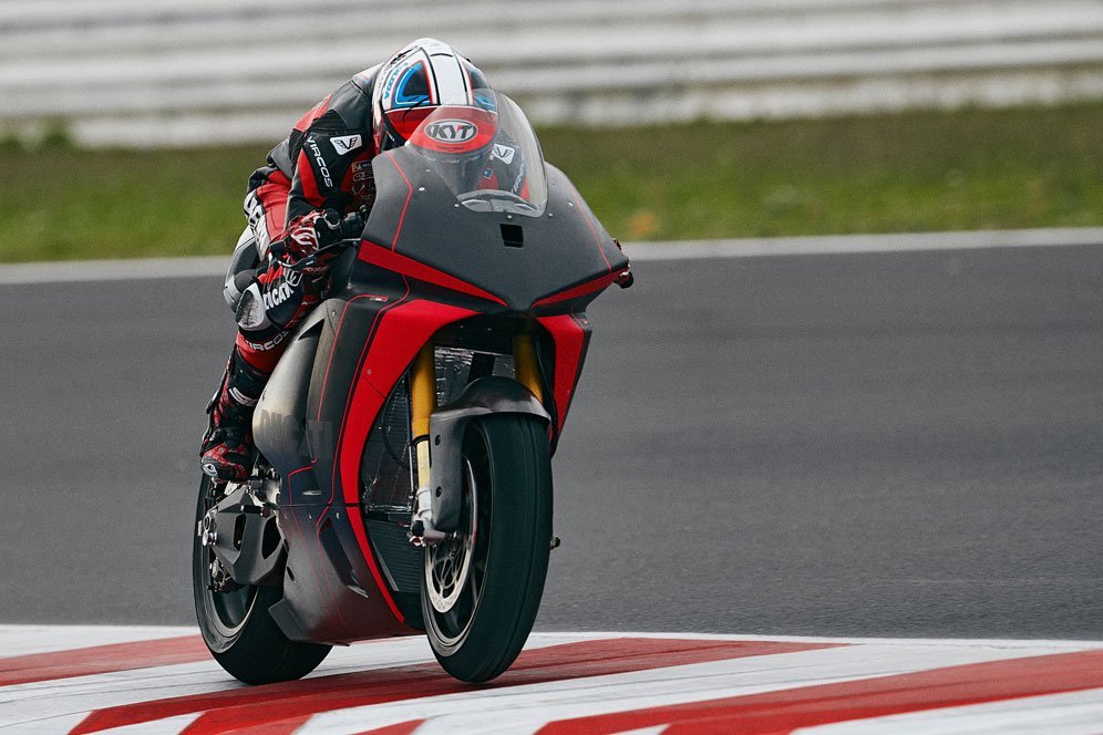 Michele Pirro menjajal prototipe pertama motor MotoE Ducati di Misano. (c) Ducati Corse