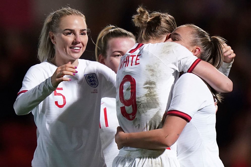 Timnas putri Inggris merayakan kemenangan atas Latvia 20-0 di Kualifikasi Piala Dunia Wanita 2023. (c) AP Photo