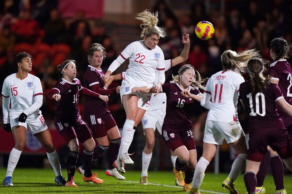 Timnas putri Inggris saat melawan Latvia di Kualifikasi Piala Dunia Wanita 2023. (c) AP Photo