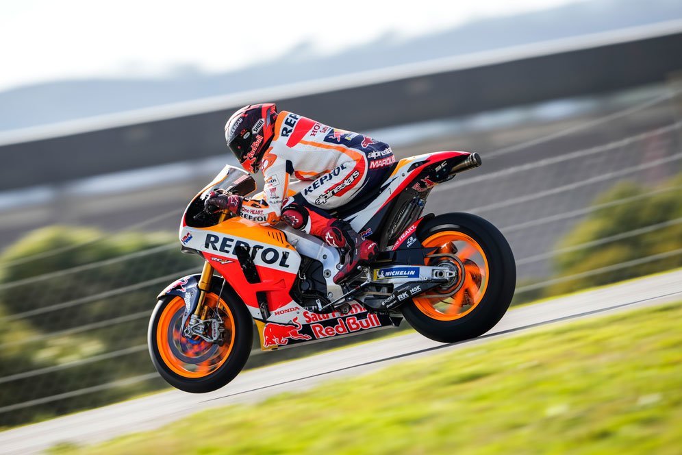 Marc Marquez saat berlatih dengan RC213V-S di Portimao, Minggu (16/1/2022). (c) Honda Racing Corporation