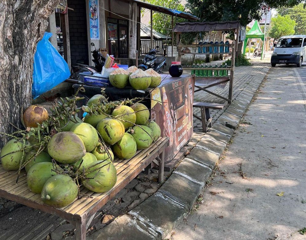 Foto Aleix Espargaro saat menjumpai warung yang menjual air kelapa muda dan bensin eceran. (c) Instagram/Aleix Espargaro