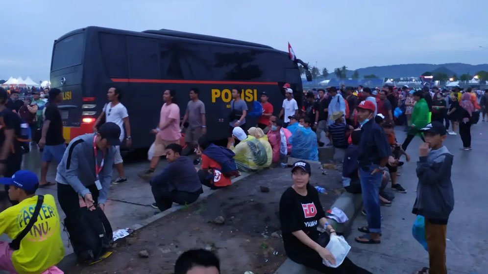 Penonton telantar karena sulit mendapatkan shuttle bus usai balapan MotoGP Mandalika 2022. (c) Bola.com/Wiwig Prayugi