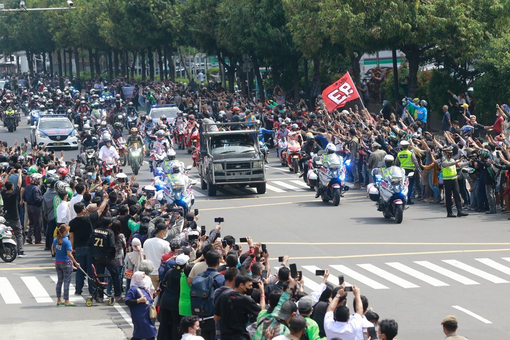 Para pembalap MotoGP saat menjalani parade motor di Jakarta jelang balapan di Mandalika, rabu (16/3/2022). (c) Bola.net/Muhammad Iqbal Ichsan