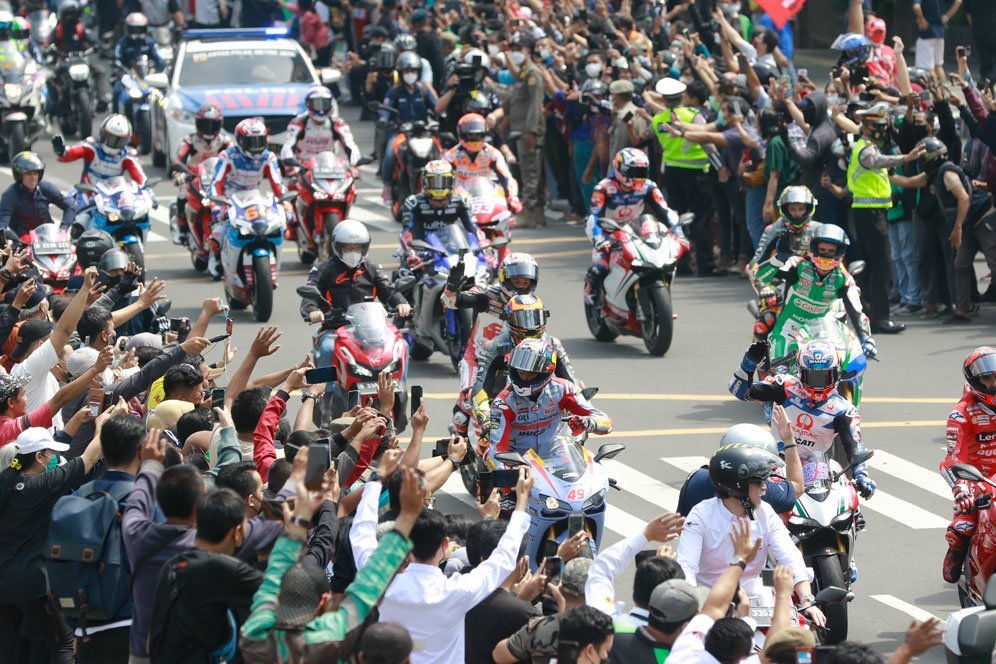 Para pembalap MotoGP saat menjalani parade motor di Jakarta jelang balapan di Mandalika, rabu (16/3/2022). (c) Bola.net/Muhammad Iqbal Ichsan