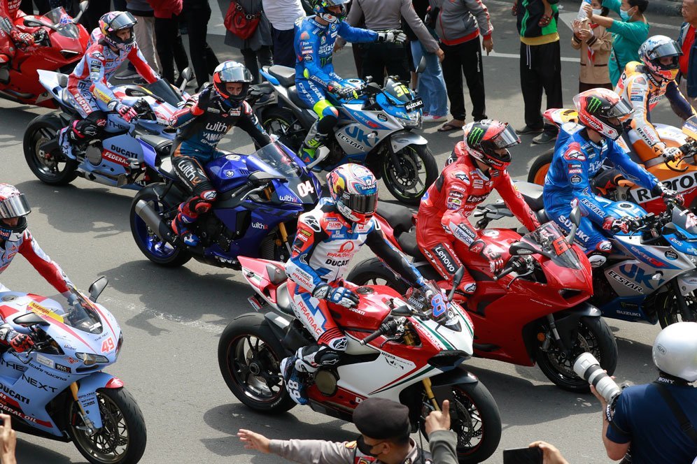 Para pembalap MotoGP saat menjalani parade motor di Jakarta jelang balapan di Mandalika, rabu (16/3/2022). (c) Bola.net/Muhammad Iqbal Ichsan