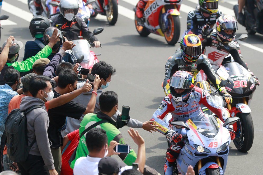 Para pembalap MotoGP saat menjalani parade motor di Jakarta jelang balapan di Mandalika, rabu (16/3/2022). (c) Bola.net/Muhammad Iqbal Ichsan