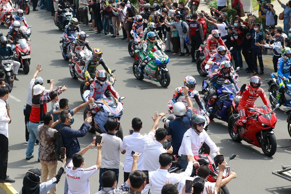 Para pembalap MotoGP saat menjalani parade motor di Jakarta jelang balapan di Mandalika, rabu (16/3/2022). (c) Bola.net/Muhammad Iqbal Ichsan