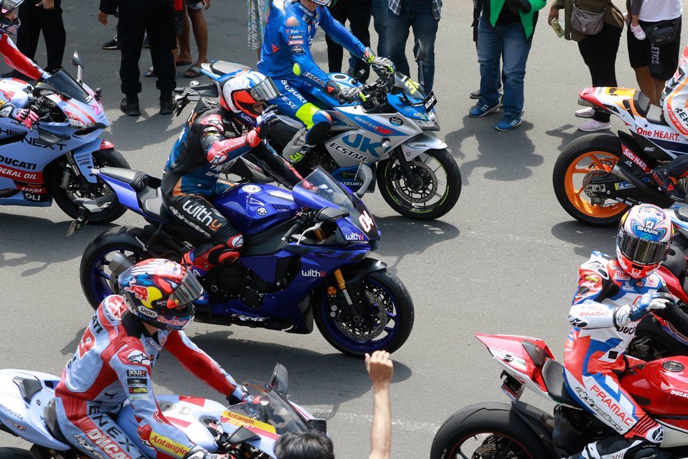 Andrea Dovizioso saat menjalani parade motor di Jakarta jelang balapan di Mandalika, rabu (16/3/2022). (c) Bola.net/Muhammad Iqbal Ichsan