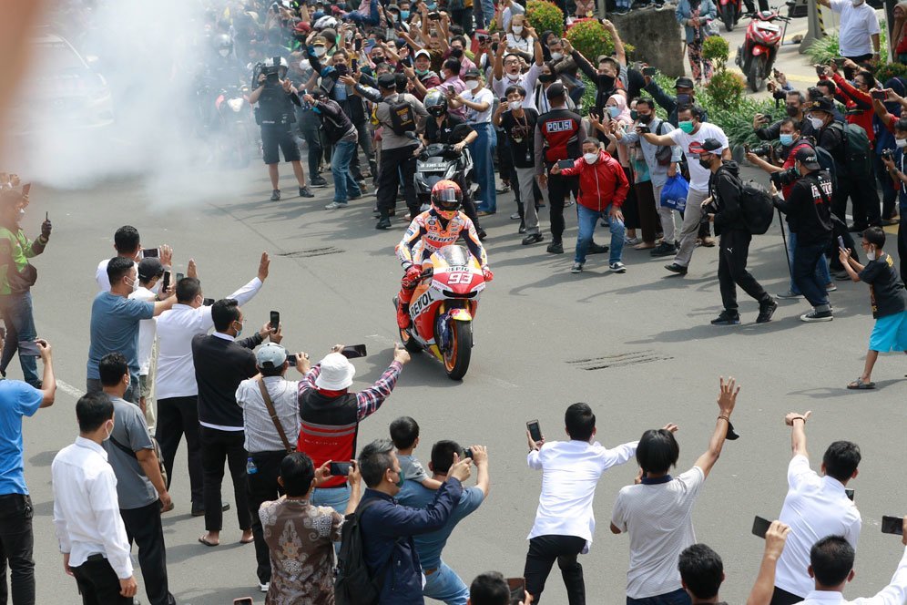 Marc Marquez saat menjalani parade motor di Jakarta jelang balapan di Mandalika, rabu (16/3/2022). (c) Bola.net/Muhammad Iqbal Ichsan