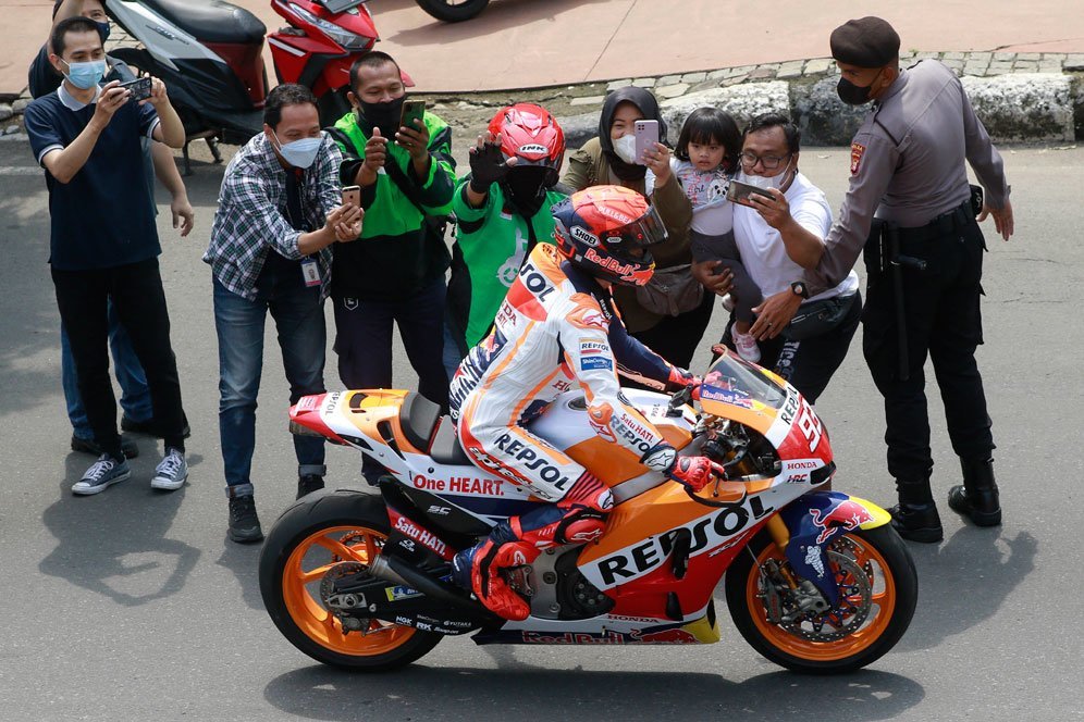 Marc Marquez saat menjalani parade motor di Jakarta jelang balapan di Mandalika, rabu (16/3/2022). (c) Bola.net/Muhammad Iqbal Ichsan