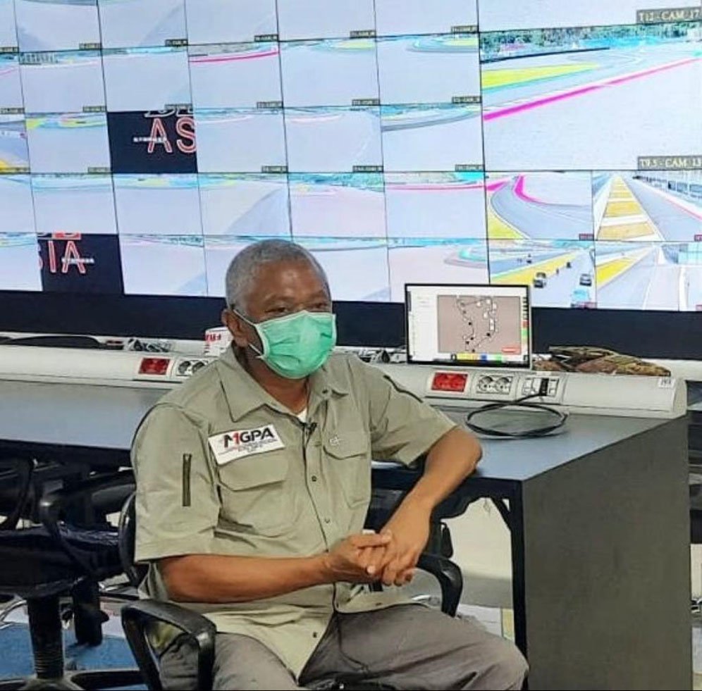 Direktur Utama MGPA, Priandhi Satria, saat berada di ruang Race Control Sirkuit Mandalika. (c) MGPA