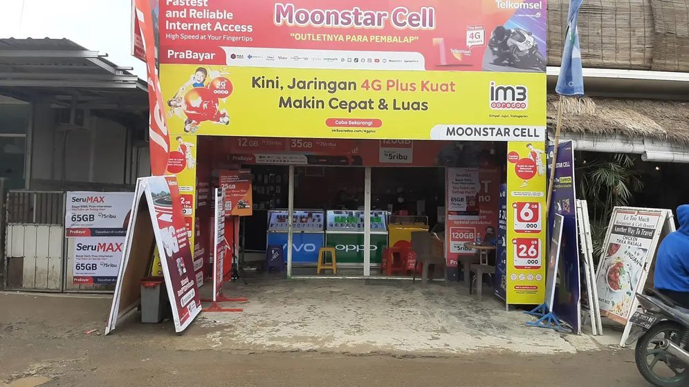 Konter Moonstar Cell di Kuta Lombok Tengah, yang menjadi langganan para pembalap MotoGP. (c) Bola.com/Yus Mei Sawitri