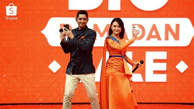 Sempat harus berpisah karena Al pergi ke Amerika Serikat, sesi Goyang Shopee COD kembali pertemukan Al & Andin di acara TV Show Shopee Big Ramadan Sale. (c) Shopee