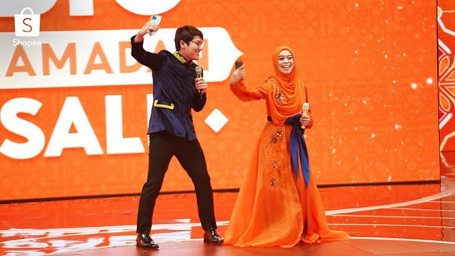 Lesti dan Billar asyik bermain permainan Shopee O di atas panggung TV Show Shopee Big Ramadan Sale. (c) Shopee