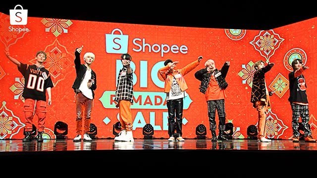 Anggota NCT DREAM hibur penonton bermain Goyang Shopee COD dengan asyik. (c) Shopee