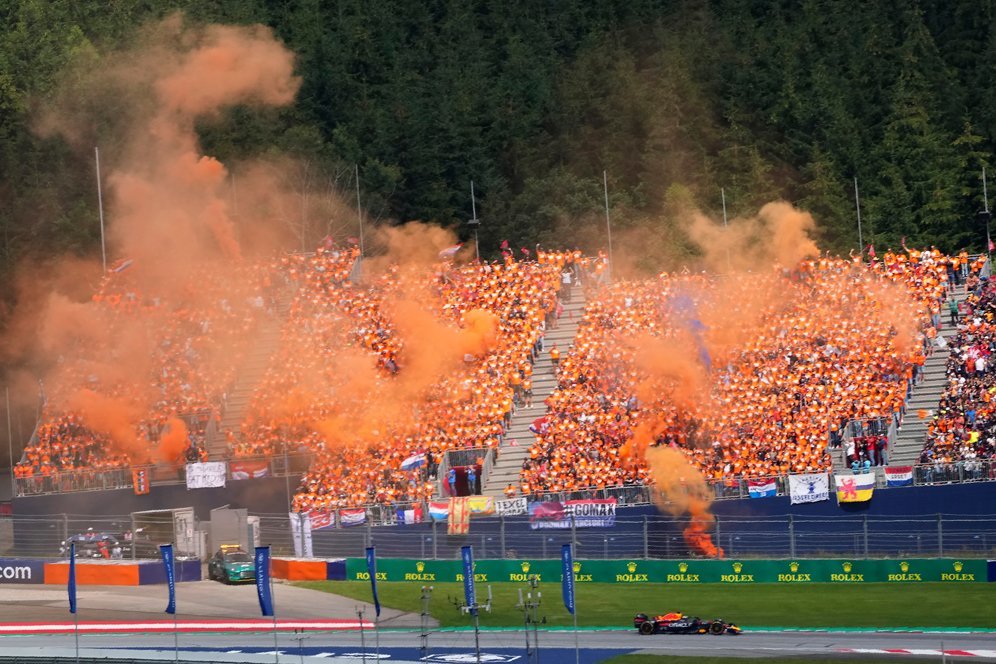 Max Verstappen melintas dihadapan Orange Army dalam Formula 1 GP Austria 2022 di Sirkuit Red Bull Ring, Spielberg. (c) AP Photo